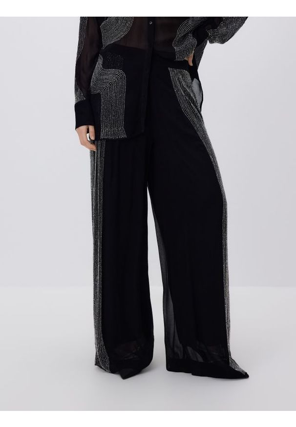 Reserved - Spodnie z wiskozy z aplikacją - czarny. Kolor: czarny. Materiał: wiskoza. Wzór: aplikacja