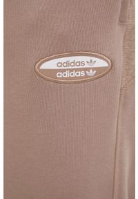 adidas Originals spodnie dresowe bawełniane męskie kolor beżowy gładkie. Kolor: beżowy. Materiał: dresówka, bawełna. Wzór: gładki
