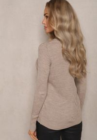 Renee - Jasnobeżowy Casualowy Sweter z Prążkowanego Materiału Zintra. Okazja: na co dzień. Kolor: beżowy. Materiał: materiał, prążkowany. Długość rękawa: długi rękaw. Długość: długie. Styl: casual #5