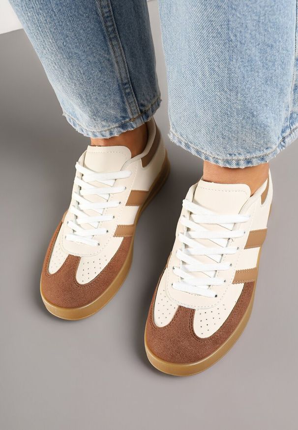 Renee - Beżowo-Białe Sneakersy w Stylu Klasycznych Tenisówek Zdobione Przeszyciami Ivelfia. Okazja: na co dzień, na spacer. Kolor: beżowy. Materiał: jeans. Wzór: aplikacja. Sport: turystyka piesza