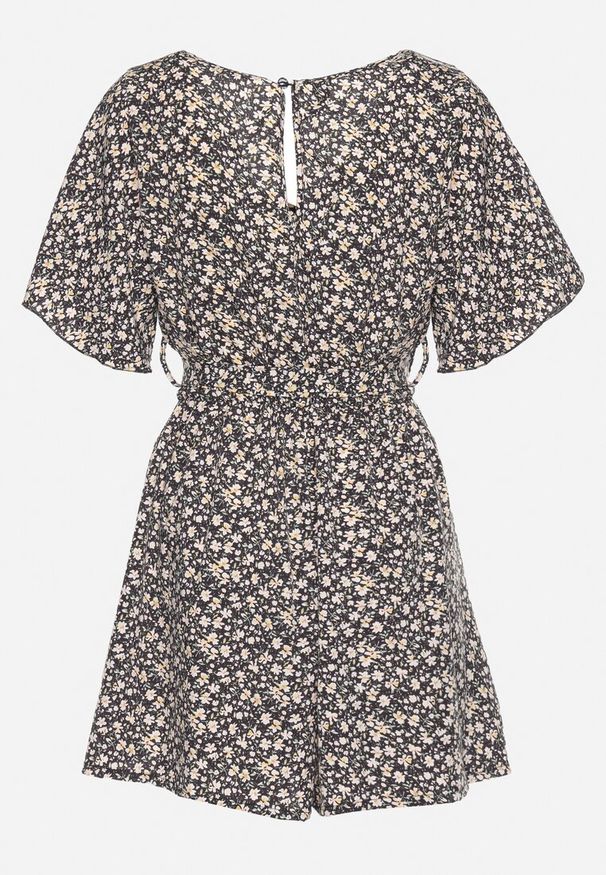 Born2be - Czarno-Beżowy Kombinezon z Gumką w Pasie Zapinany przy Karku na Guzik z Dodatkowym Materiałowym Paskiem Odilla. Okazja: do pracy, na spotkanie biznesowe. Kolor: czarny. Materiał: materiał. Długość rękawa: krótki rękaw. Długość: długie. Styl: biznesowy, elegancki