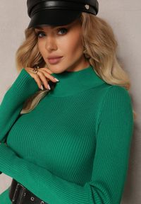 Renee - Zielona Sweterkowa Sukienka Mini z Prążkowanej Dzianiny z Półgolfem Soamlata. Kolor: zielony. Materiał: dzianina, prążkowany. Długość rękawa: długi rękaw. Sezon: zima, jesień. Typ sukienki: dopasowane. Długość: mini #4