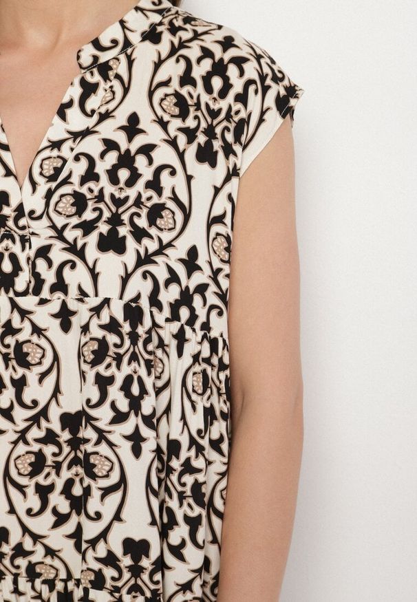 Born2be - Czarna Bawełniane Sukienka o Rozkloszowanym Kroju Ozdobiona Falbanką Linola. Okazja: na co dzień. Kolor: czarny. Materiał: bawełna. Wzór: aplikacja. Sezon: lato. Styl: casual, elegancki