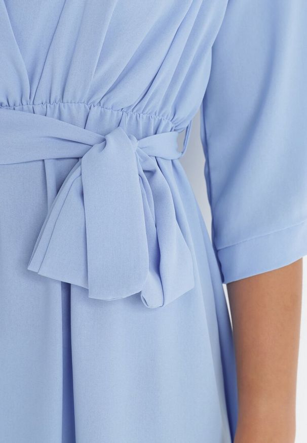 Born2be - Jasnoniebieska Sukienka Rheniolea. Typ kołnierza: dekolt kopertowy. Kolor: niebieski. Typ sukienki: kopertowe. Styl: elegancki. Długość: midi