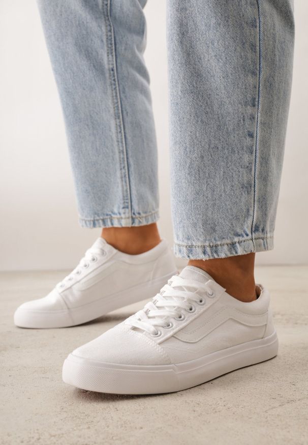 Born2be - Wiązane Białe Tenisówki Trampki pod Kostkę z Ozdobnym Paskiem Wiolana. Okazja: na spacer, na co dzień. Zapięcie: pasek. Kolor: biały. Materiał: jeans. Styl: casual, sportowy