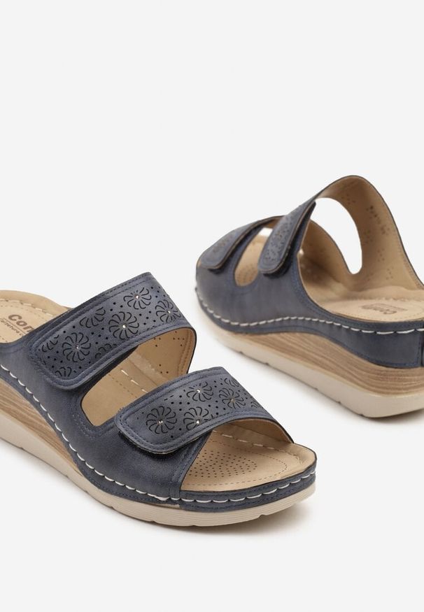 Born2be - Niebieskie Klapki na Koturnie Zapinane na Rzep z Cyrkoniami Natowena. Kolor: niebieski. Wzór: aplikacja. Sezon: lato. Obcas: na koturnie