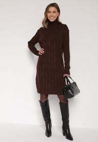 Born2be - Ciemnobrązowa Sweterkowa Sukienka z Golfem Wełną i Bawełną Ozdobiona Splotem Reiania. Okazja: na spotkanie biznesowe, do pracy, na co dzień. Typ kołnierza: golf. Kolor: brązowy. Materiał: wełna, bawełna. Wzór: ze splotem, aplikacja. Typ sukienki: proste. Styl: casual, biznesowy #4