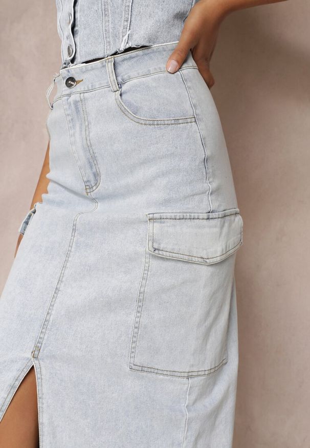 Renee - Jasnoniebieska Jeansowa Spódnica Midi o Fasonie Cargo z Rozcięciem Codie. Okazja: na co dzień. Stan: podwyższony. Kolor: niebieski. Materiał: jeans. Styl: casual, elegancki