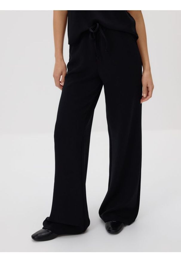 Reserved - Spodnie dresowe long leg - czarny. Kolor: czarny. Materiał: dresówka