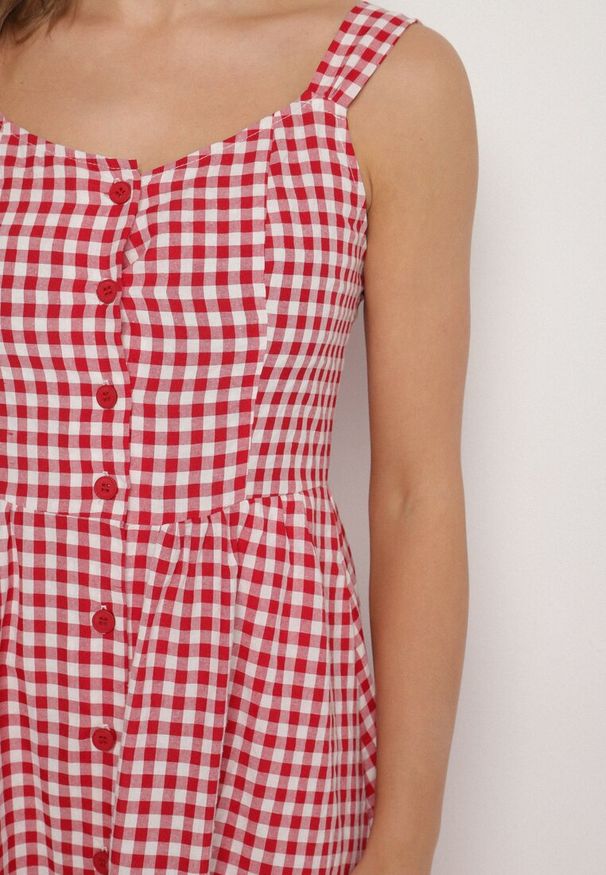 Born2be - Czerwona Sukienka w Drobną Kratkę Ozdobiona Guzikami Lenimme. Okazja: na co dzień. Kolor: czerwony. Długość rękawa: na ramiączkach. Wzór: kratka, aplikacja. Styl: casual, vintage, elegancki