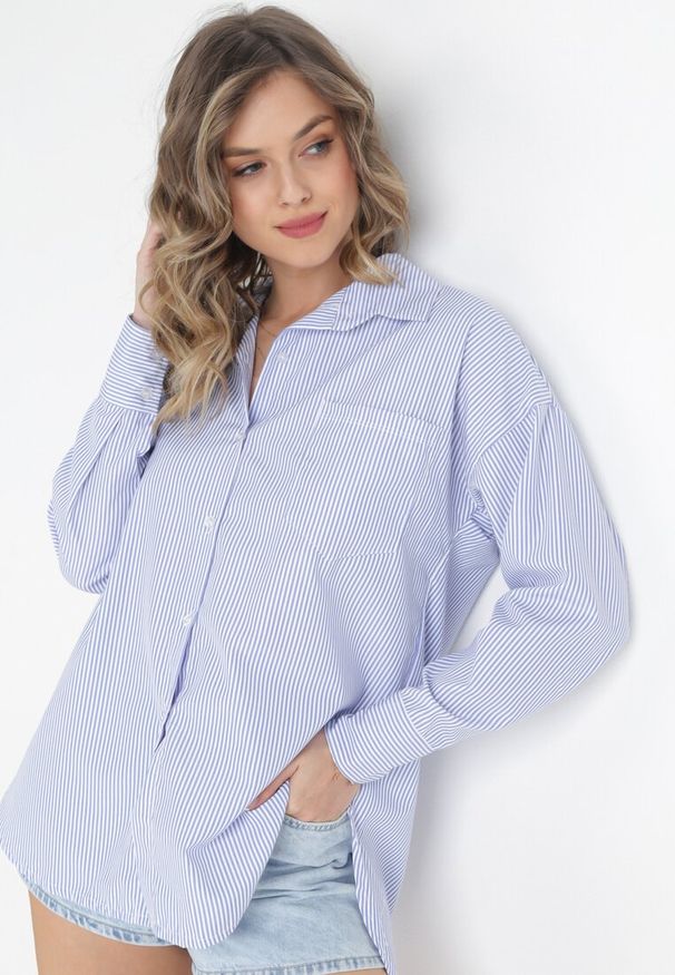 Born2be - Niebieska Koszula w Paski z Przedłużonym Tyłem i Kieszonką Kathrya. Okazja: na co dzień. Kolor: niebieski. Materiał: tkanina. Wzór: paski. Styl: casual