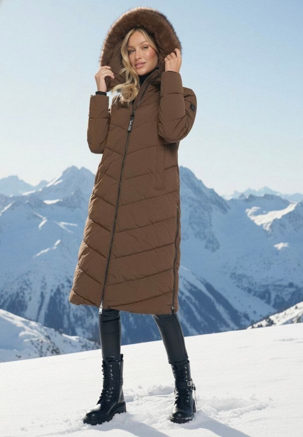 Born2be - Brązowa Długa Kurtka z Pikowanymi Przeszyciami i Kapturem z Futerkiem Galella. Okazja: na co dzień. Kolor: brązowy. Materiał: futro. Długość: długie. Styl: klasyczny, casual, elegancki