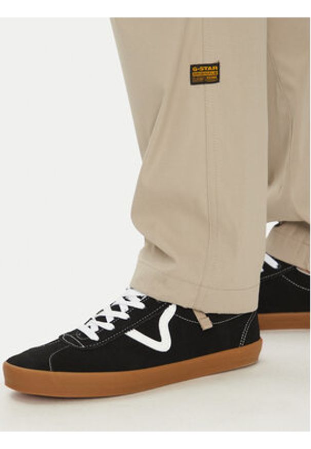 G-Star RAW - G-Star Raw Joggery Core D24309-D517 G053 Beżowy Regular Fit. Kolor: beżowy. Materiał: syntetyk