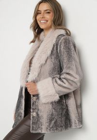 Born2be - Beżowa Kurtka Futerko z Wiązanym Paskiem Ozdobnymi Mankietami i Kołnierzem Coellame. Okazja: na co dzień. Kolor: beżowy. Materiał: futro. Styl: klasyczny, casual, elegancki