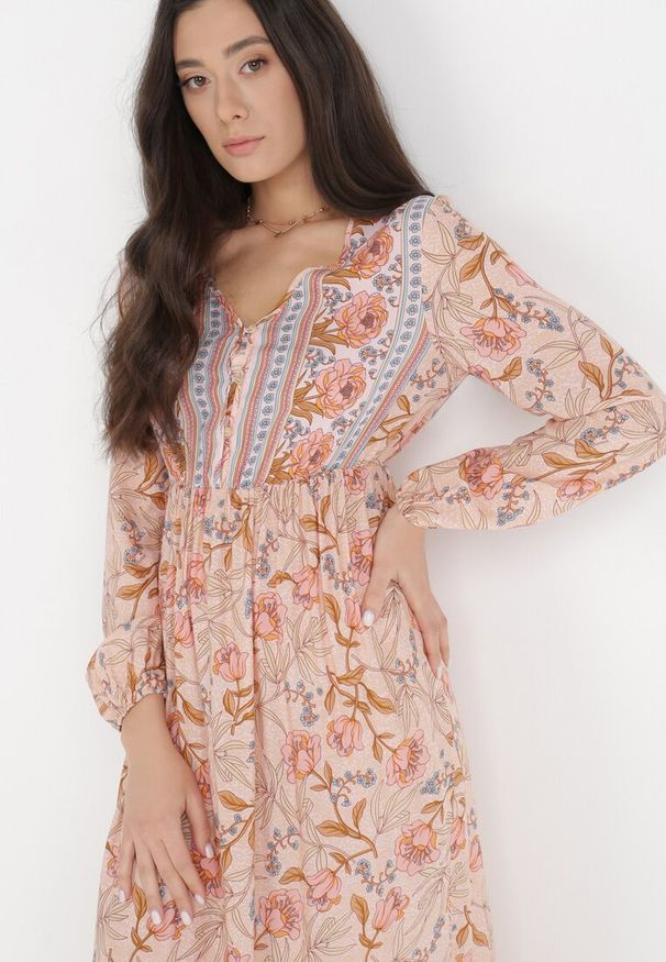 Born2be - Jasnoróżowa Sukienka Pyrhiala. Typ kołnierza: dekolt w serek. Kolor: różowy. Materiał: wiskoza. Długość rękawa: długi rękaw. Wzór: kwiaty. Sezon: lato. Długość: maxi