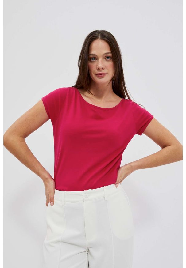 MOODO - Gładki t-shirt truskawkowy. Kolor: czerwony. Materiał: bawełna, elastan. Wzór: gładki
