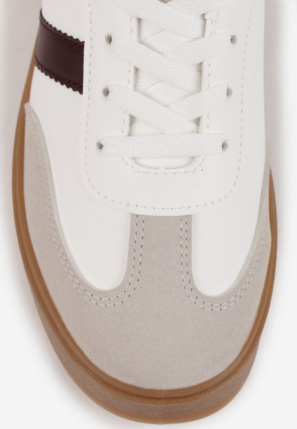 Born2be - Biało-Bordowe Sneakersy w Stylu Tenisówek z Paskami Nilomira. Okazja: na co dzień. Zapięcie: pasek. Kolor: biały. Materiał: jeans