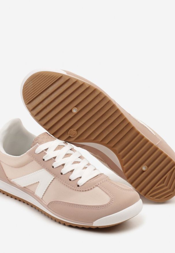 Renee - Jasnoróżowe Sneakersy Klasyczne Tenisówki Zdobione Przeszyciami Bortewi. Zapięcie: sznurówki. Kolor: różowy. Materiał: jeans. Wzór: aplikacja