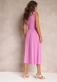 Renee - Różowa Sukienka z Kopertowym Dekoltem i Plisowanym Dołem Anamarie. Kolor: różowy. Długość rękawa: bez rękawów. Typ sukienki: kopertowe. Długość: midi #4