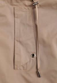 Renee - Ciemnobeżowa Kurtka Parka Ozdobiona Sznurkami przy Odpinanym Kapturze Loriballe. Okazja: na co dzień. Kolor: beżowy. Materiał: jeans. Wzór: aplikacja. Sezon: jesień. Styl: casual #6