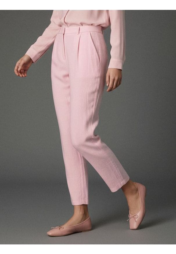 Sinsay - Eleganckie spodnie z zakładkami - różowy. Kolor: różowy. Styl: elegancki