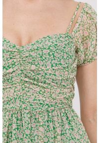 BARDOT - Bardot sukienka kolor zielony maxi rozkloszowana. Typ kołnierza: dekolt hiszpanka. Kolor: zielony. Długość rękawa: na ramiączkach. Typ sukienki: rozkloszowane. Długość: maxi