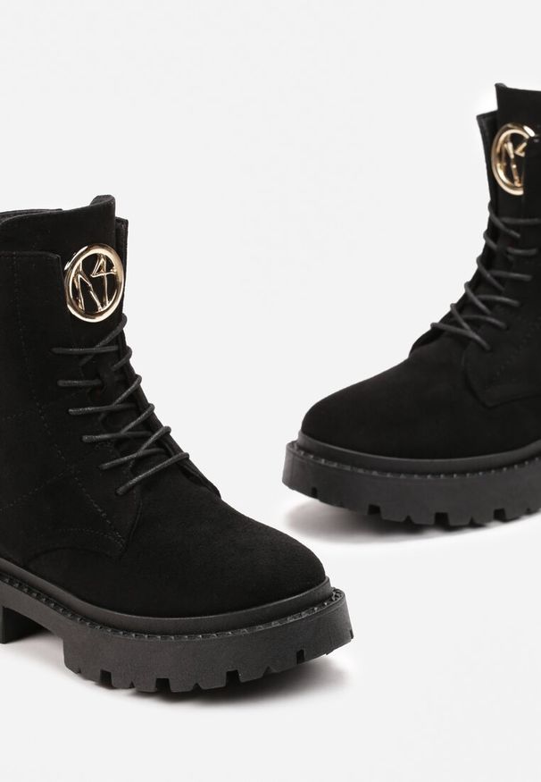 Born2be - Czarne Botki z Ekozamszu z Przeszyciami i Okrągłym Monogramem Drystana. Okazja: na co dzień. Nosek buta: okrągły. Kolor: czarny. Materiał: skóra. Obcas: na obcasie. Styl: casual. Wysokość obcasa: średni