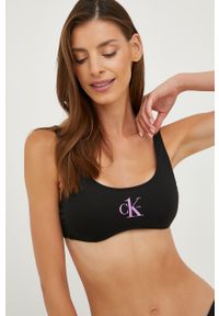 Calvin Klein biustonosz kąpielowy kolor czarny lekko usztywniona miseczka. Kolor: czarny. Materiał: dzianina, poliamid. Wzór: nadruk #1