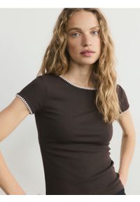 Reserved - Bluzka z kontrastową lamówką - ciemnobrązowy. Kolor: brązowy. Materiał: bawełna, dzianina #1