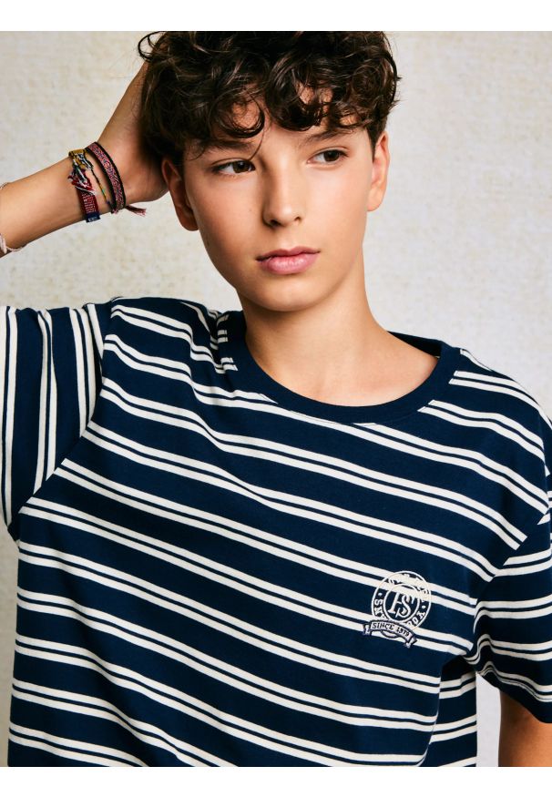 Big-Star - Koszulka chłopięca w paski granatowa Sewer 403. Okazja: na co dzień, na spacer, na uczelnię. Kolor: niebieski. Materiał: jeans, dzianina, skóra. Wzór: paski. Styl: casual, klasyczny