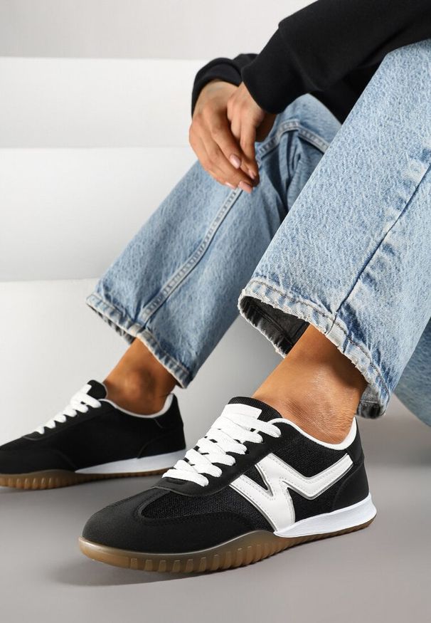 Born2be - Czarne Sneakersy w Stylu Kultowych Tenisówek z Ozdobnymi Przeszyciami Elanicia. Okazja: na spotkanie biznesowe, do pracy, na co dzień. Kolor: czarny