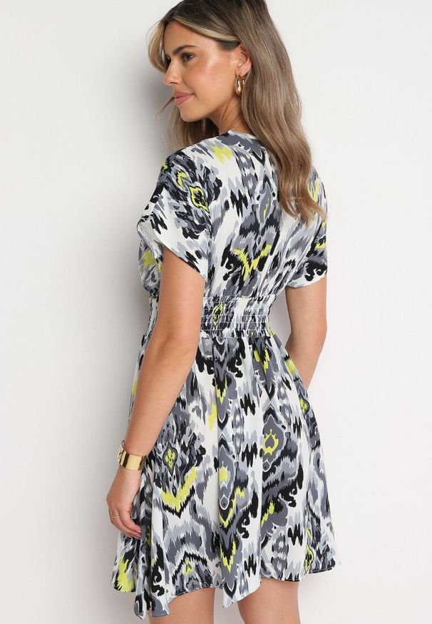 Born2be - Czarno-Biała Sukienka Rozkloszowana z Kopertowym Dekoltem i Gumką w Pasie Emrra. Okazja: na co dzień, na plażę. Typ kołnierza: dekolt kopertowy. Kolor: czarny. Materiał: tkanina. Sezon: lato. Typ sukienki: kopertowe. Styl: casual