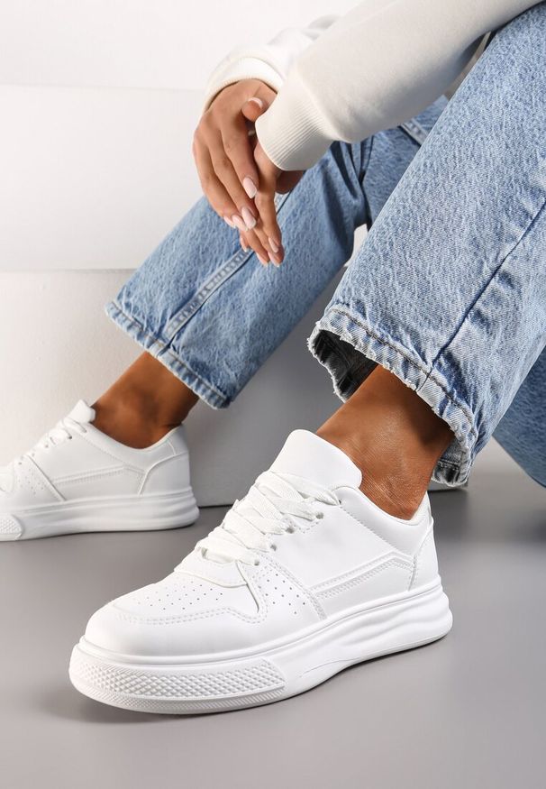 Renee - Białe Sznurowane Sneakersy Ozdobione Perforacją i Przeszyciami Eglia. Kolor: biały. Wzór: aplikacja