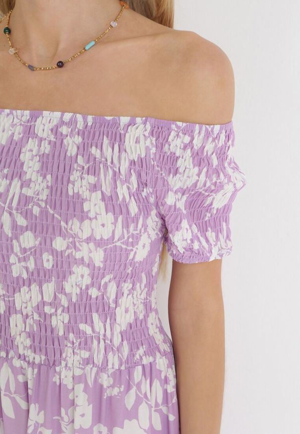 Born2be - Fioletowa Kwiecista Sukienka Hiszpanka Maxi z Marszczonymi Gumkami Ebothia. Typ kołnierza: dekolt hiszpanka. Kolor: fioletowy. Długość: maxi