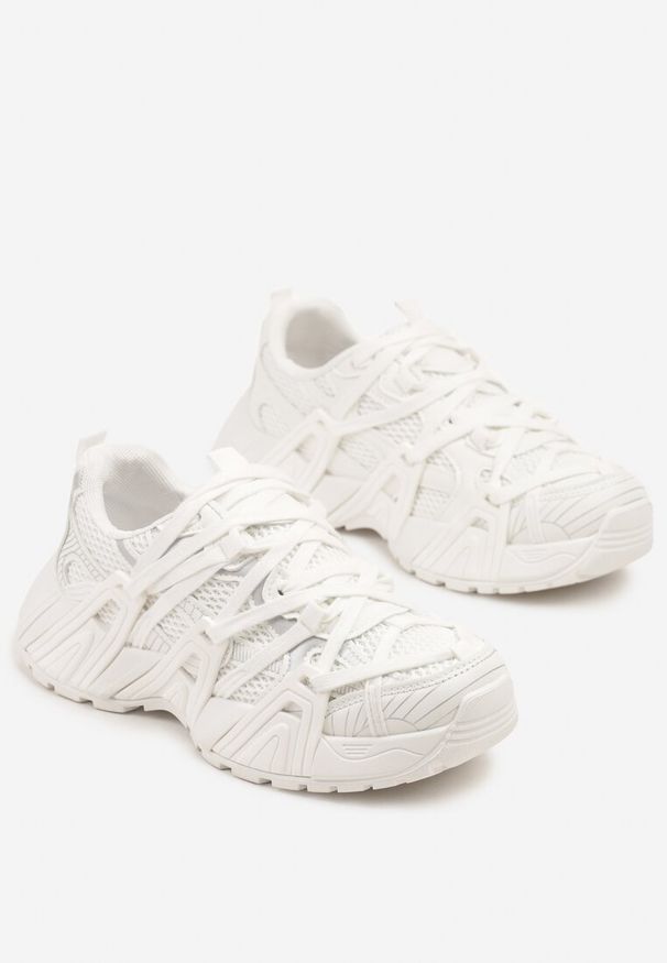 Renee - Białe Sneakersy Ozdobione Geometrycznym Motywem Pollines. Okazja: na co dzień. Zapięcie: sznurówki. Kolor: biały. Materiał: jeans. Wzór: aplikacja, geometria