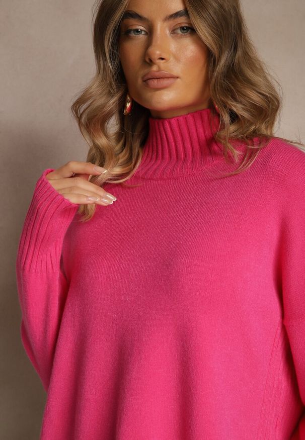 Renee - Fuksjowy Gładki Golf Casual Ralloria. Okazja: na co dzień. Typ kołnierza: golf. Kolor: różowy. Materiał: jeans, prążkowany. Długość rękawa: długi rękaw. Długość: długie. Wzór: gładki. Styl: casual