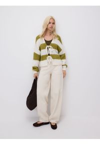 Reserved - Kardigan z wiązaniem - oliwkowy. Kolor: oliwkowy. Materiał: dzianina, wełna