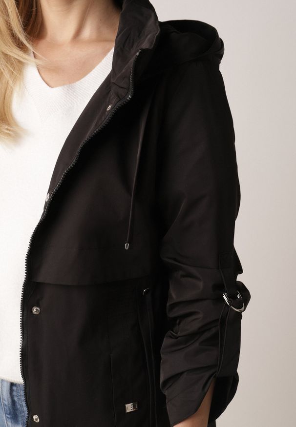 Born2be - Czarna Kurtka w Stylu Parki z Odpinanym Kapturem i Sznurkami Enang. Okazja: na spacer. Kolor: czarny. Materiał: prążkowany, jeans