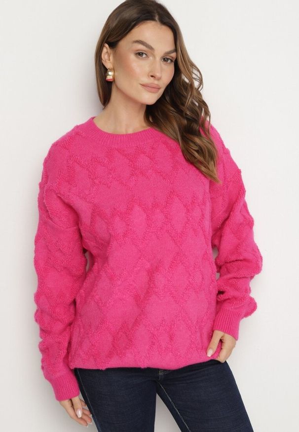 Born2be - Fuksjowy Sweter o Luźnym Kroju i Wzorzystym Splocie ze Ściągaczami Elondrae. Okazja: na co dzień. Kolor: różowy. Materiał: jeans, bawełna. Wzór: ze splotem. Styl: elegancki, casual