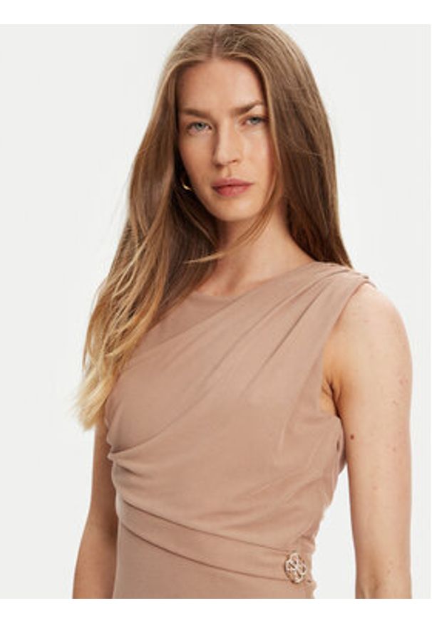 Guess Sukienka codzienna W5YK27 KAQL2 Brązowy Regular Fit. Okazja: na co dzień. Kolor: brązowy. Typ sukienki: proste. Styl: casual