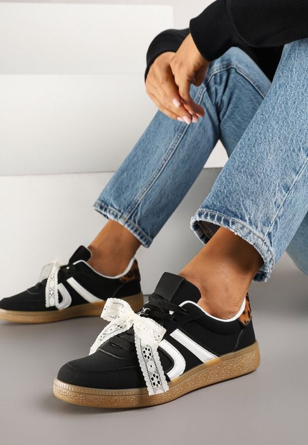 Born2be - Czarne Sneakersy w Stylu Klasycznych Tenisówek z Odpinaną Kokardką Korimarela. Okazja: na co dzień, na imprezę. Kolor: czarny. Materiał: jeans, dzianina