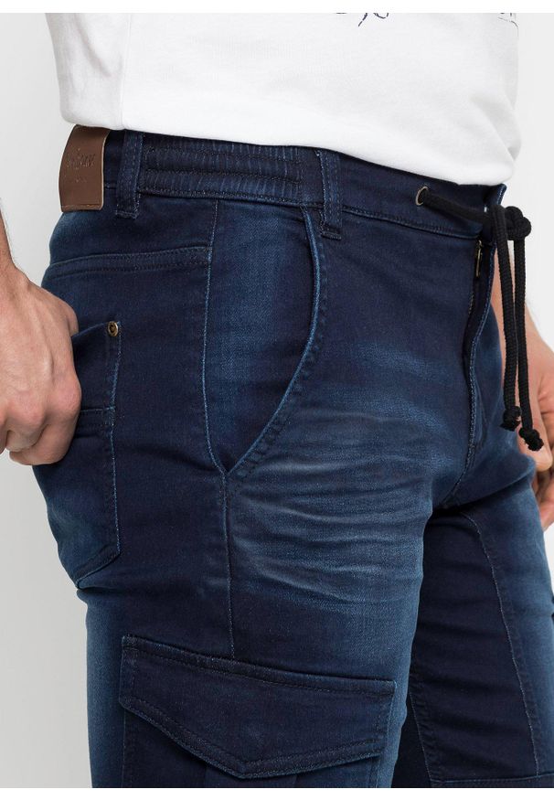 bonprix - Bermudy dżinsowe ze stretchem, regular fit. Kolor: niebieski. Styl: elegancki