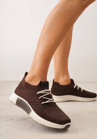 Born2be - Brązowe Sneakersy z Elastyczną Cholewką na Podeszwie z Tłoczeniami Adrapheia. Nosek buta: okrągły. Zapięcie: sznurówki. Kolor: brązowy. Materiał: materiał. Szerokość cholewki: normalna. Obcas: na obcasie. Wysokość obcasa: niski #1