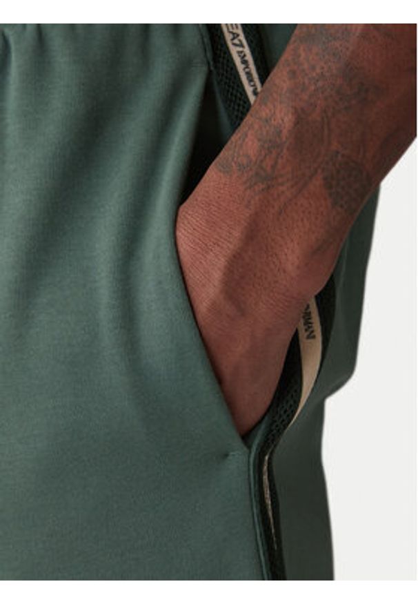 EA7 Emporio Armani Spodnie dresowe 7M001482 AF12660 U7260 Zielony Regular Fit. Kolor: zielony. Materiał: syntetyk, bawełna