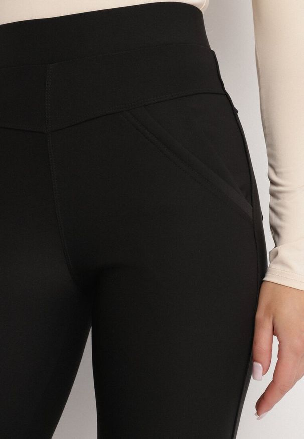 Born2be - Czarne Spodnie o Dopasowanym Kroju z Gumką w Talii i Kieszeniami Rizenna. Okazja: na co dzień. Kolor: czarny. Styl: casual, klasyczny, elegancki