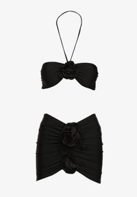 Born2be - Czarne Bikini Góra z Paskami na Szyję i Kwiatami 3D z Dodatkową Spódniczką Renzi. Kolor: czarny. Wzór: kwiaty