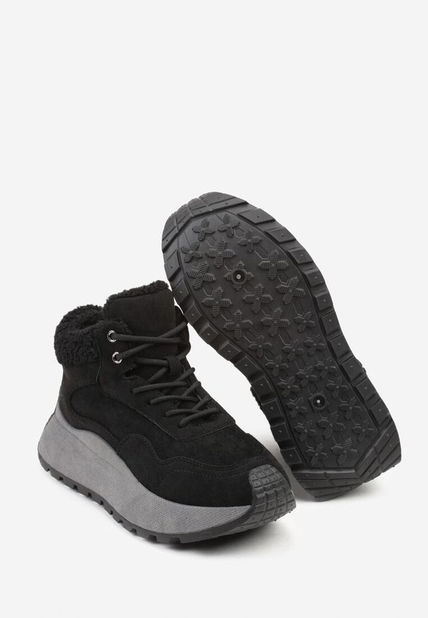 Born2be - Czarne Sneakersy Śniegowce Vices na Grubej Podeszwie Ozdobione Futerkiem i Napisem Nelinena. Okazja: na co dzień. Kolor: czarny. Materiał: futro. Wzór: aplikacja, napisy. Sport: golf