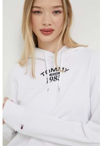 Tommy Jeans bluza damska kolor biały z kapturem z nadrukiem. Typ kołnierza: kaptur. Kolor: biały. Materiał: bawełna, dzianina. Długość rękawa: długi rękaw. Długość: długie. Wzór: nadruk