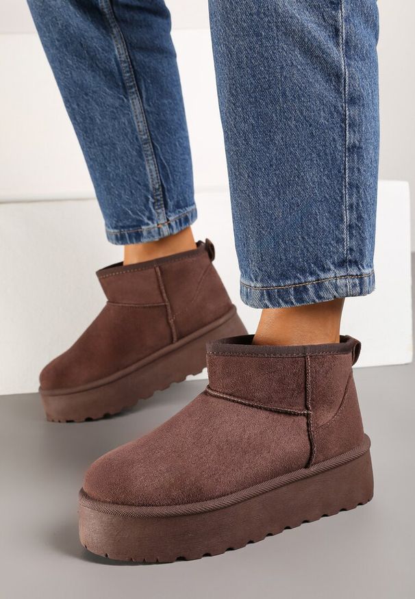 Renee - Brązowe Śniegowce z Imitacji Zamszu na Platformie z Niską Cholewką Reanirae. Okazja: na spacer, na co dzień. Wysokość cholewki: przed kostkę. Kolor: brązowy. Materiał: zamsz. Szerokość cholewki: normalna. Obcas: na platformie. Styl: casual