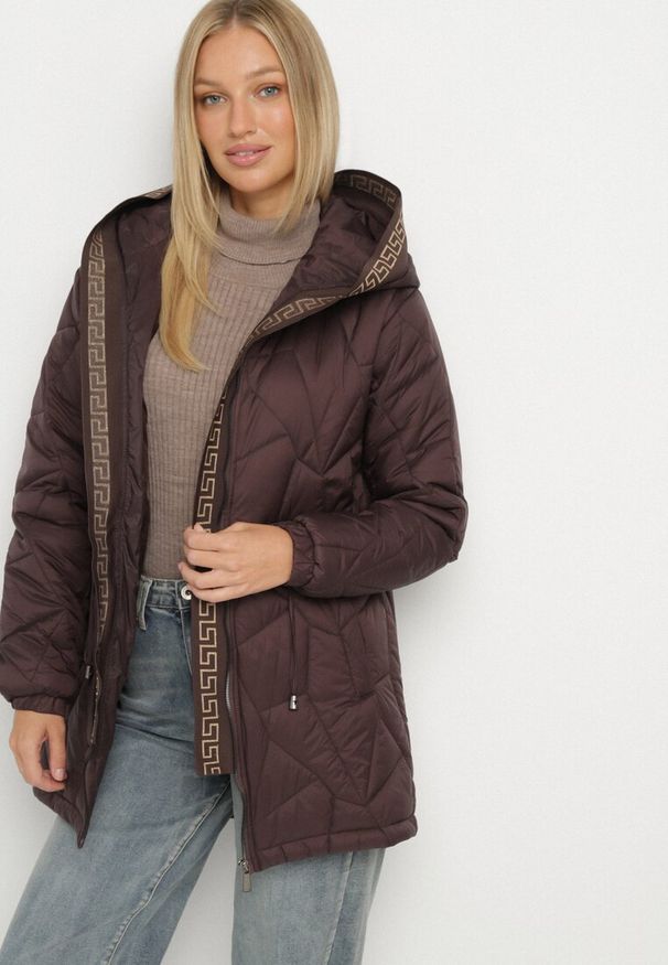 Born2be - Brązowa Pikowana Kurtka z Kapturem i Ściągaczami w Talii Tiobelle. Okazja: na spacer. Typ kołnierza: kaptur. Kolor: brązowy. Materiał: poliester, jeans, skóra. Styl: sportowy, klasyczny